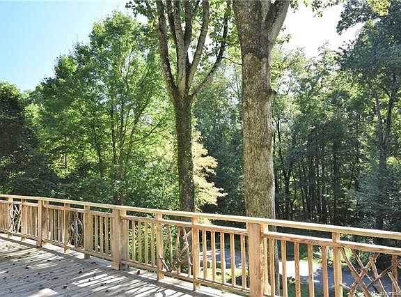 5th image of 64 Loafer Ln