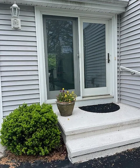 entrance into sunroom