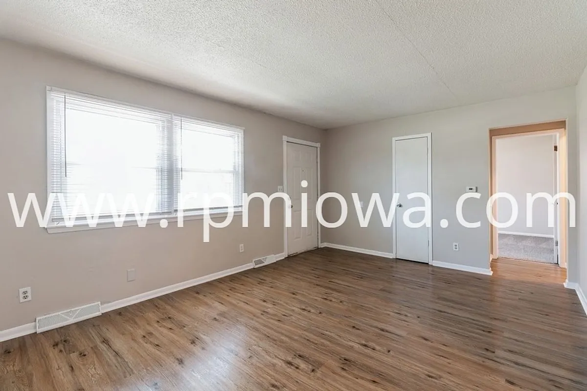 Building Photo - 215 NW Arlan Dr