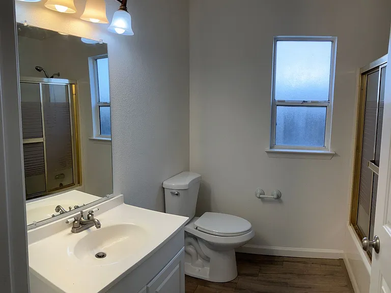 2704 Snyder Ave — Photo 8