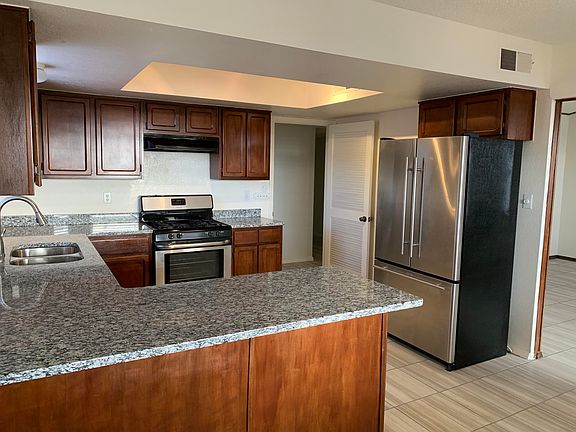 4th image of 609 Alicante Way