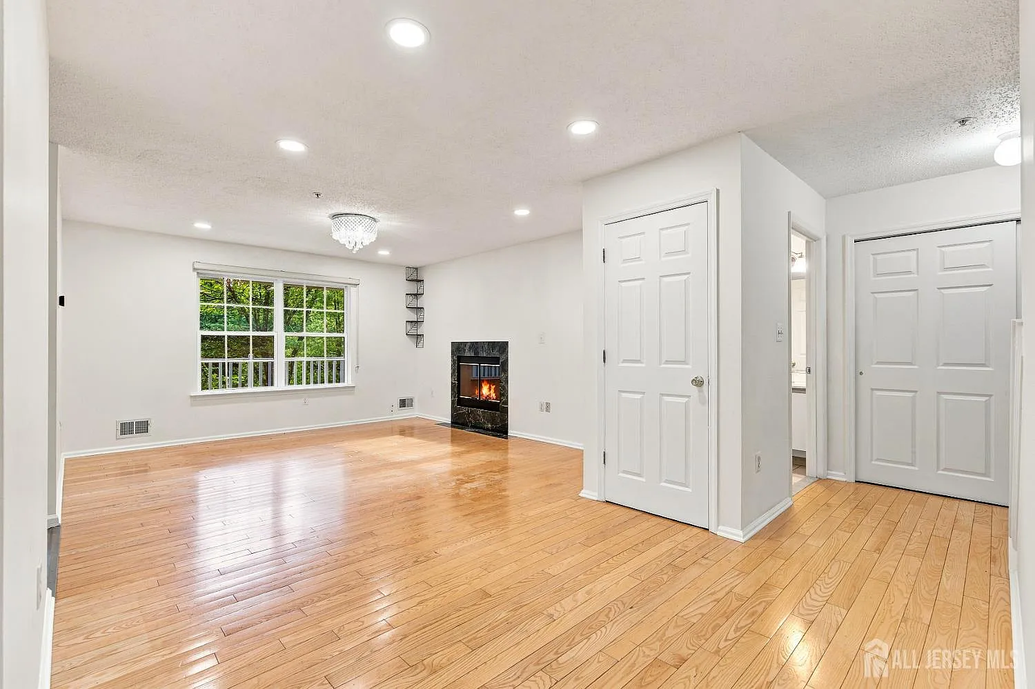 3 bed, 2.5 bath, 1587 sqft, $3,000 — Photo 3