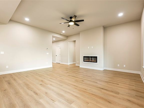 4th image of 50 Caithness Dr