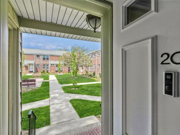 47 Edwards Street #2C, Roslyn Heights, NY 11577