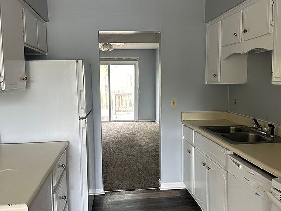 4th image of 912 Pineland Ave APT 23
