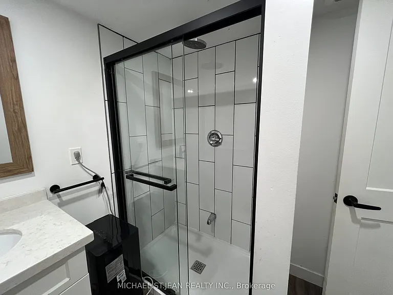 176 Queensdale Ave E #LOWER — Photo 12