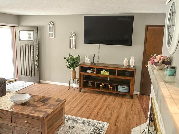 3rd image of 412 Idlewood Ct