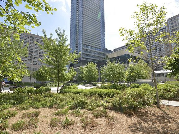 3rd image of 386 Yonge St #5114