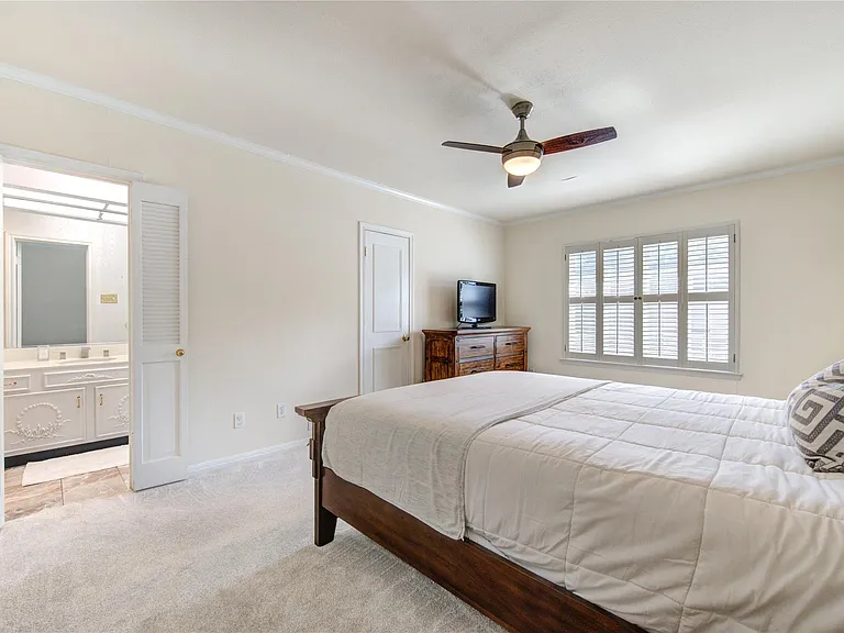 2232 S Piney Point Rd #110 — Photo 11