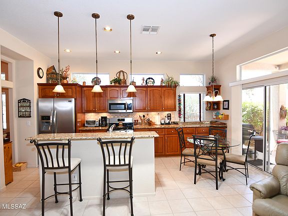4th image of 1075 E Ashbrook Dr