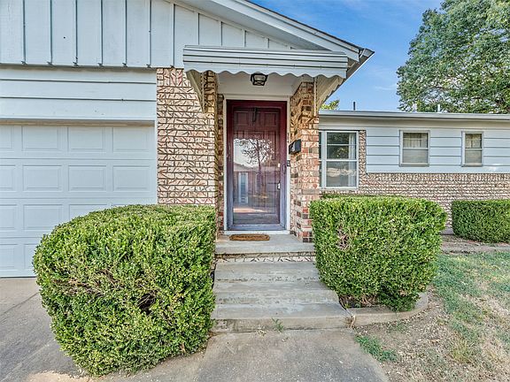 5th image of 904 E Elgin Pl