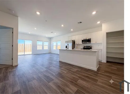 4 bed, $2,910 — Photo 1