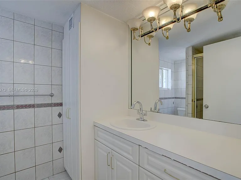 616 SW 11th Ct — Photo 37