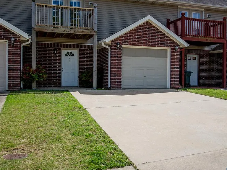 2353 W Skyler Dr — Photo 1