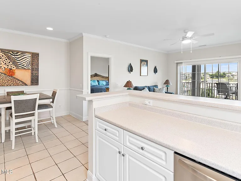 2555 Saint James Dr #304 — Photo 7