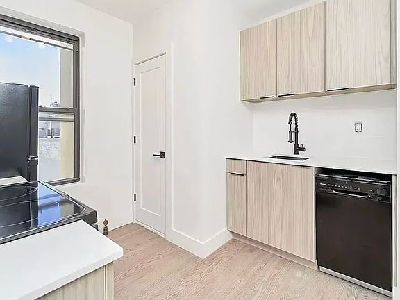 5th image of 208 E 6th St APT 21