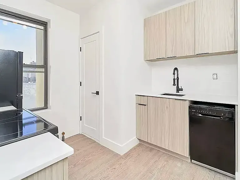208 E 6th St #21 — Photo 5