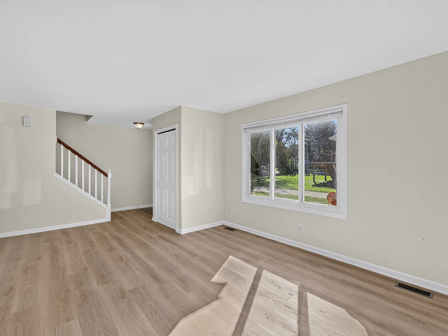 3 bed, 1.5 bath, 1352 sqft, $2,350 — Photo 4