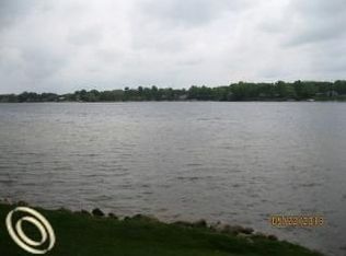 1317 Sylvan Dr, Hartland, MI 48353