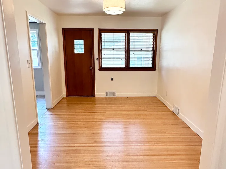 2101 S 6th Ave — Photo 16