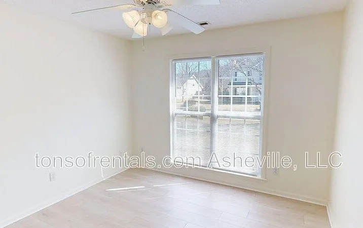 342 Meadow Pathway Dr — Photo 10