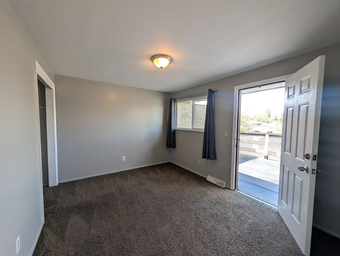 Comfortable 4 Bedroom Townhome In Aurora — Photo 2