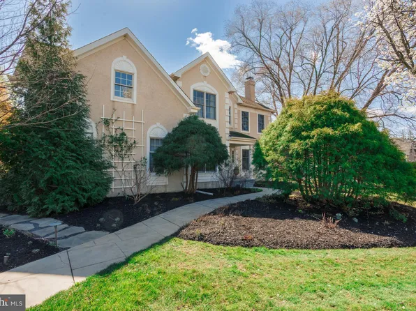 2051 Dawn Ln, Newtown, PA 18940