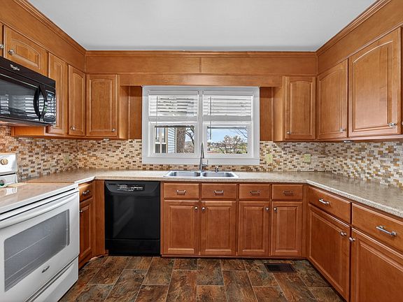 5th image of 126 Armory Dr
