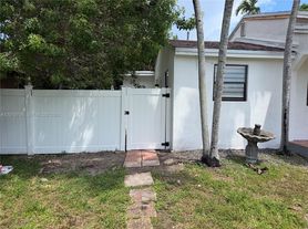 6871 SW 37th St, Miami, FL