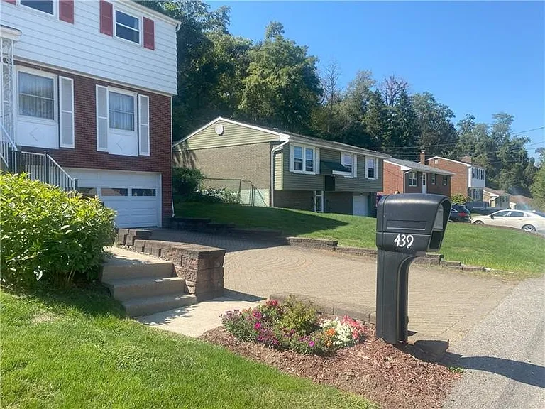 439 Crestview Dr — Photo 4