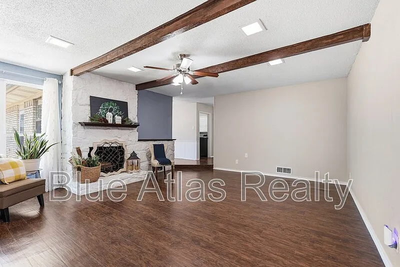 4 bed, 2.0 bath, 1918 sqft, $2,795 — Photo 4