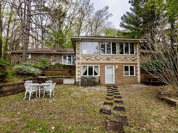 2nd image of 8197 Irish Rd