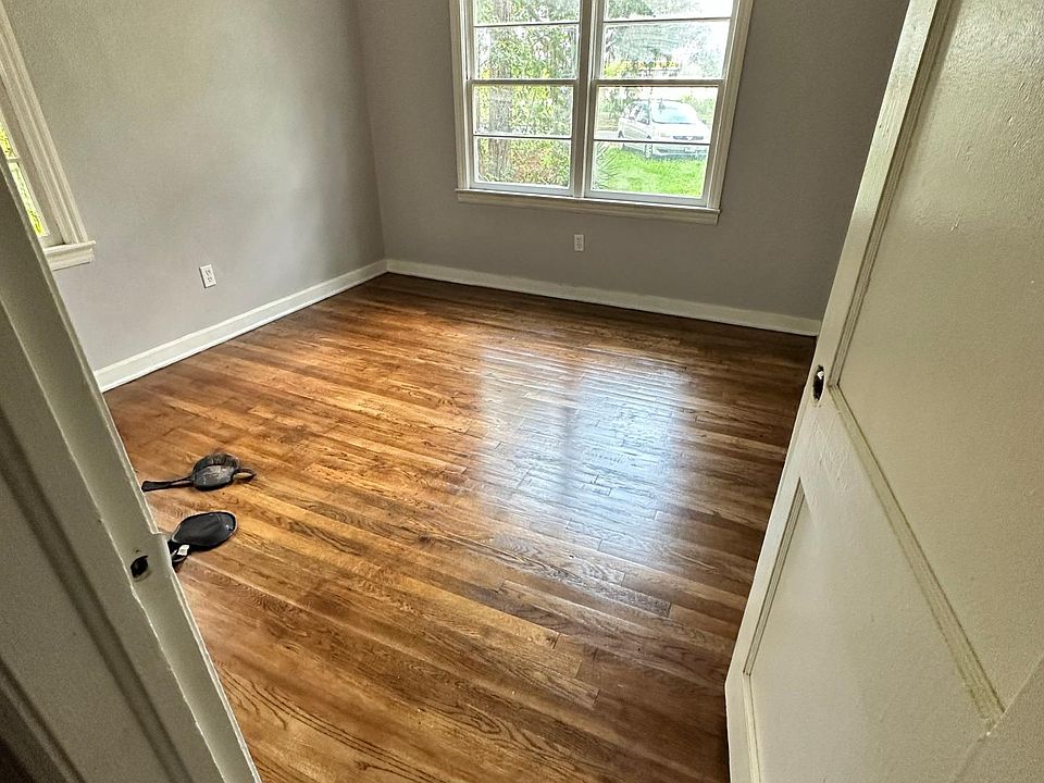 2nd image of 1020 W Mercer Ave