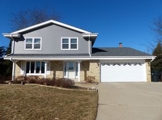 W327S7338 Cabriolet Ct, Mukwonago, WI 53149