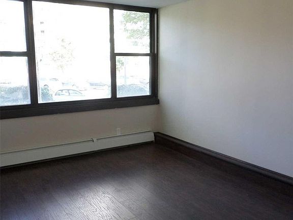 3rd image of 16610 Powells Cove Blvd APT 2D