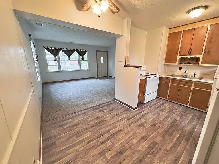 1120 Bomar Ln — Photo 5