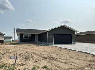 613 7th St, Phillips, NE 68865