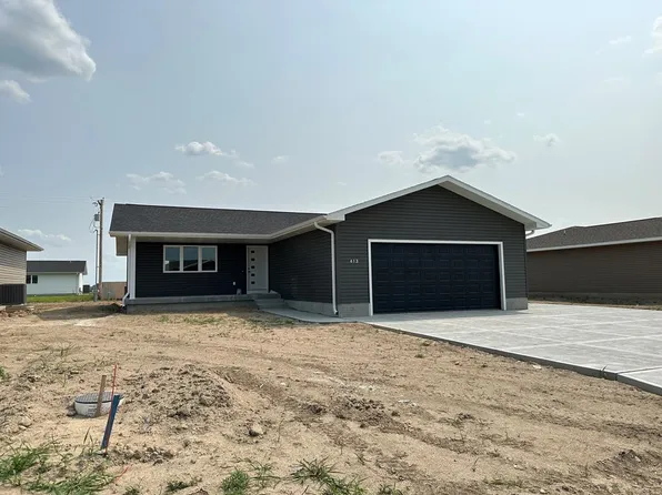 613 7th St, Phillips, NE 68865
