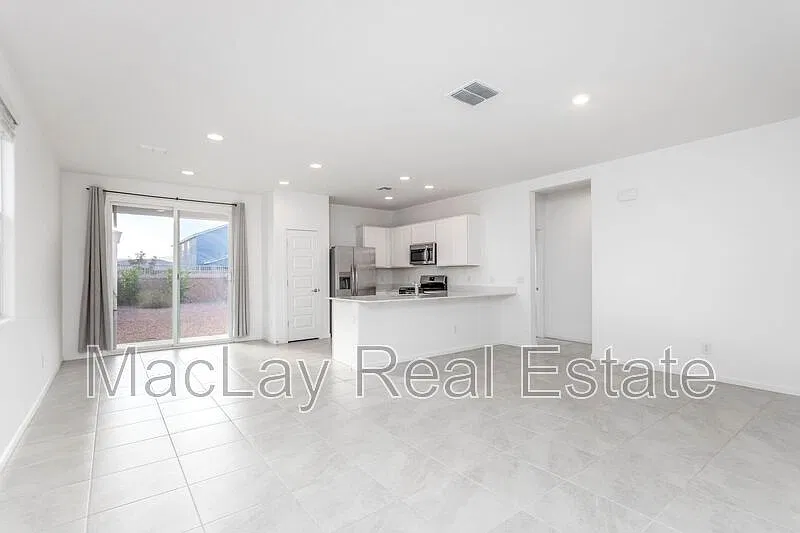 3 bed, 2.0 bath, 1230 sqft, $1,900 — Photo 2