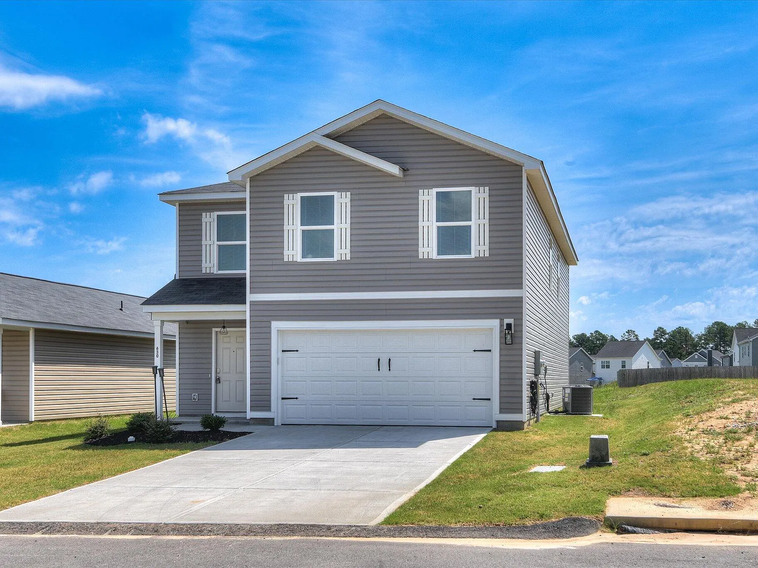 5 bed, 2.5 bath, 2408 sqft, $2,495 — Photo 3