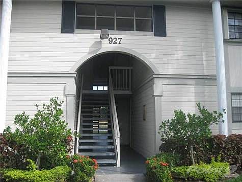 3rd image of 927 NE 199th St APT 201