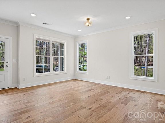 5th image of 606 Teresa Cir