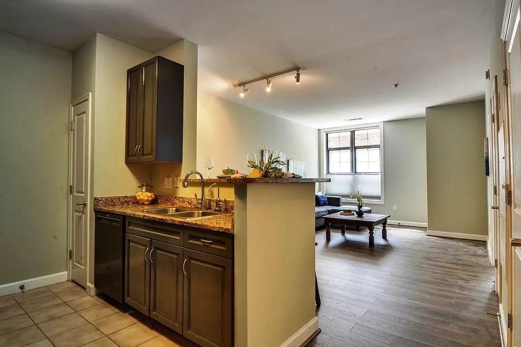 1 bed, 728 sqft, $2,600 — Photo 2