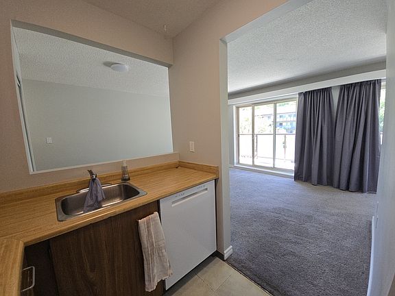 kitchen looking to livingroom