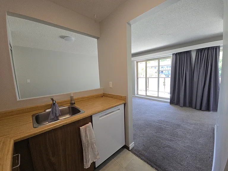 kitchen looking to livingroom