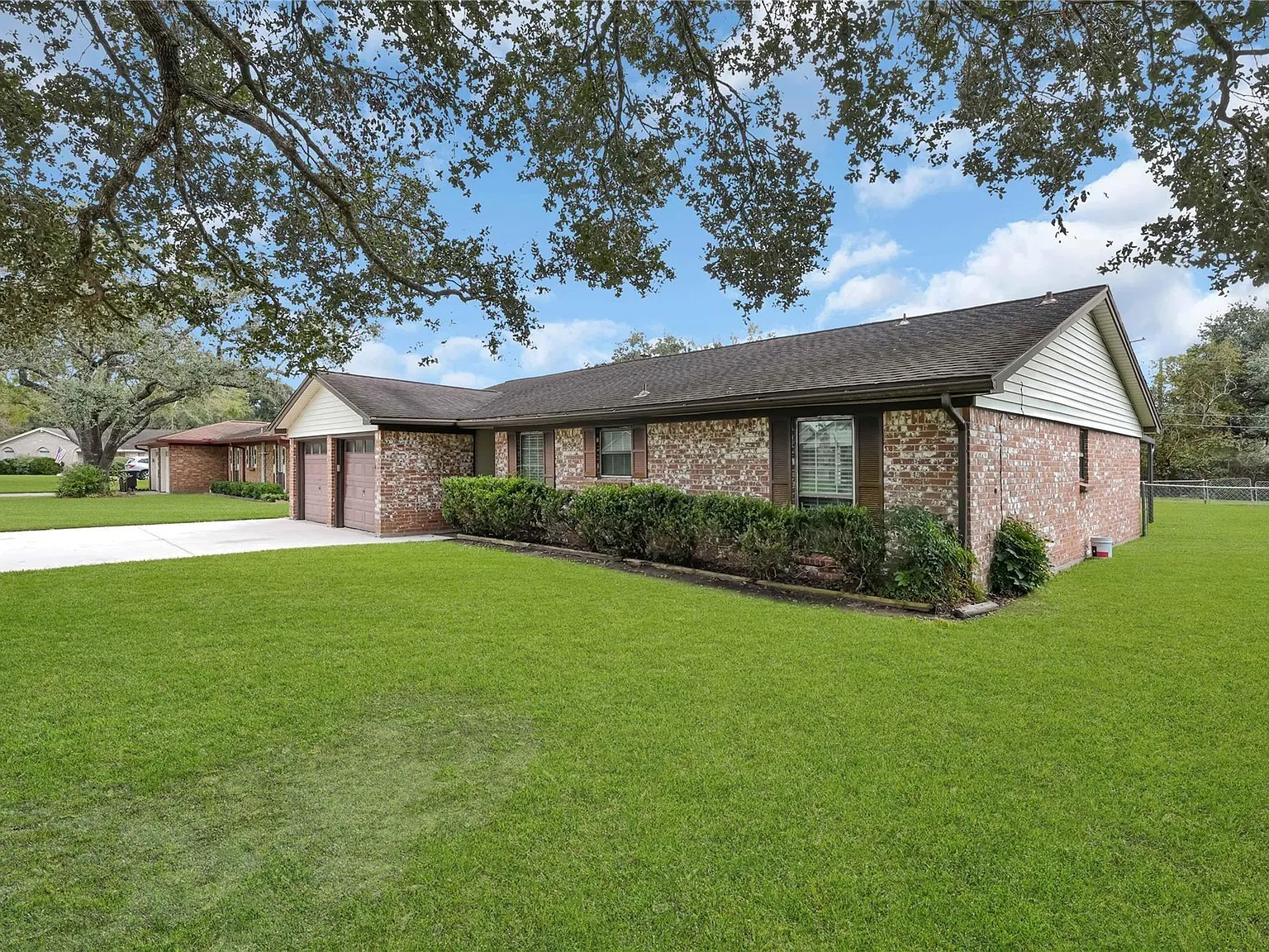 3 bed, 2.0 bath, 1520 sqft, $2,000 — Photo 2