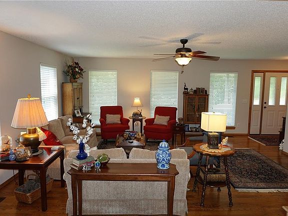 2nd image of 11 Thackery Ln