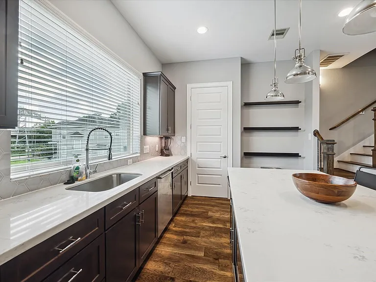 1412 Cleburne St — Photo 15