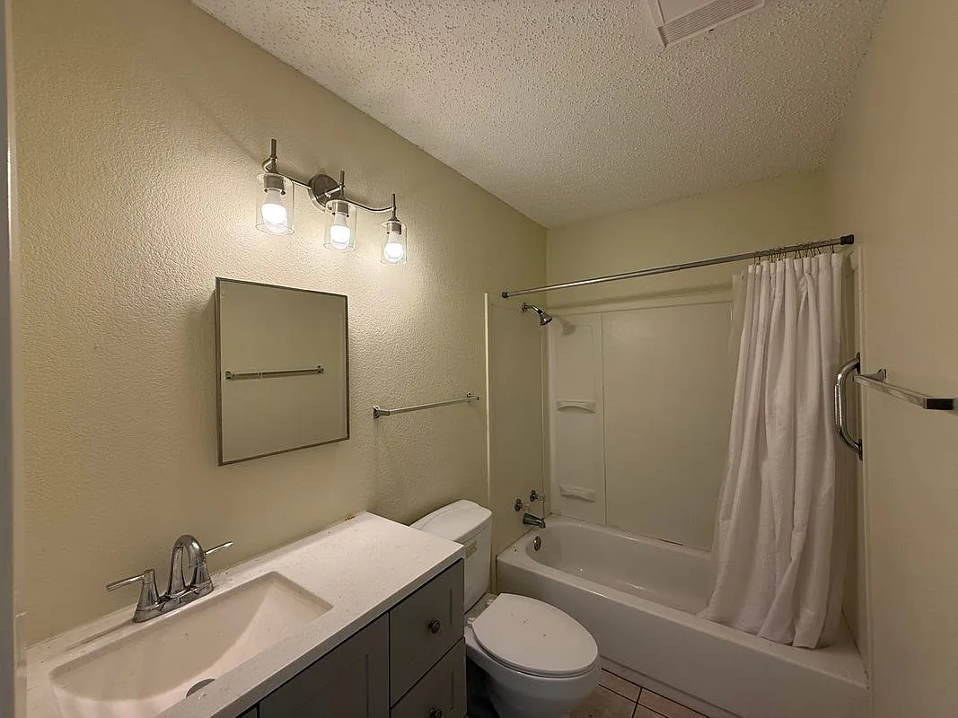 3 bed, 1.0 bath, 900 sqft, $1,620 — Photo 4