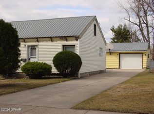1922 11th Ave N, Grand Forks, ND 58203